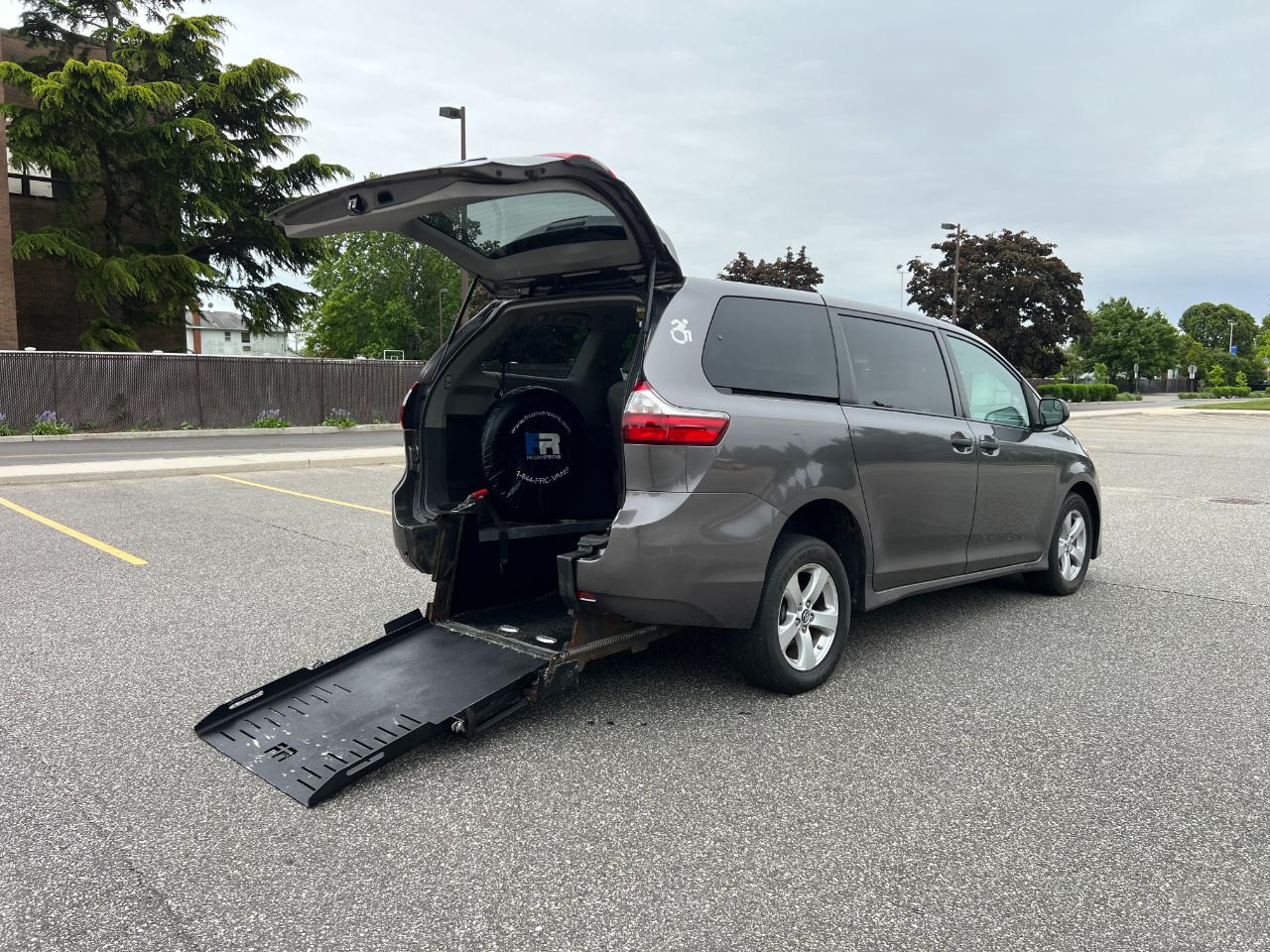 Toyota Sienna LE 7-Passenger Mobility 2020