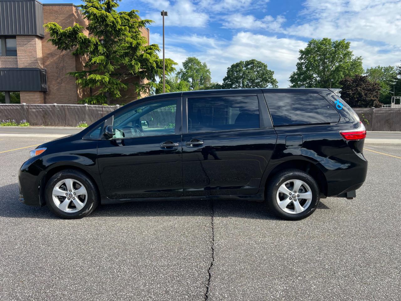 Toyota Sienna LE 7-Passenger Mobility 2020