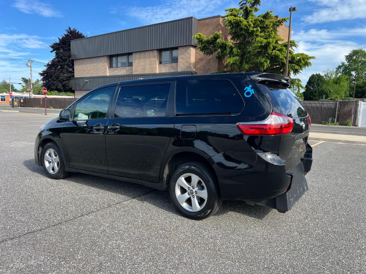 Toyota Sienna LE 7-Passenger Mobility 2020