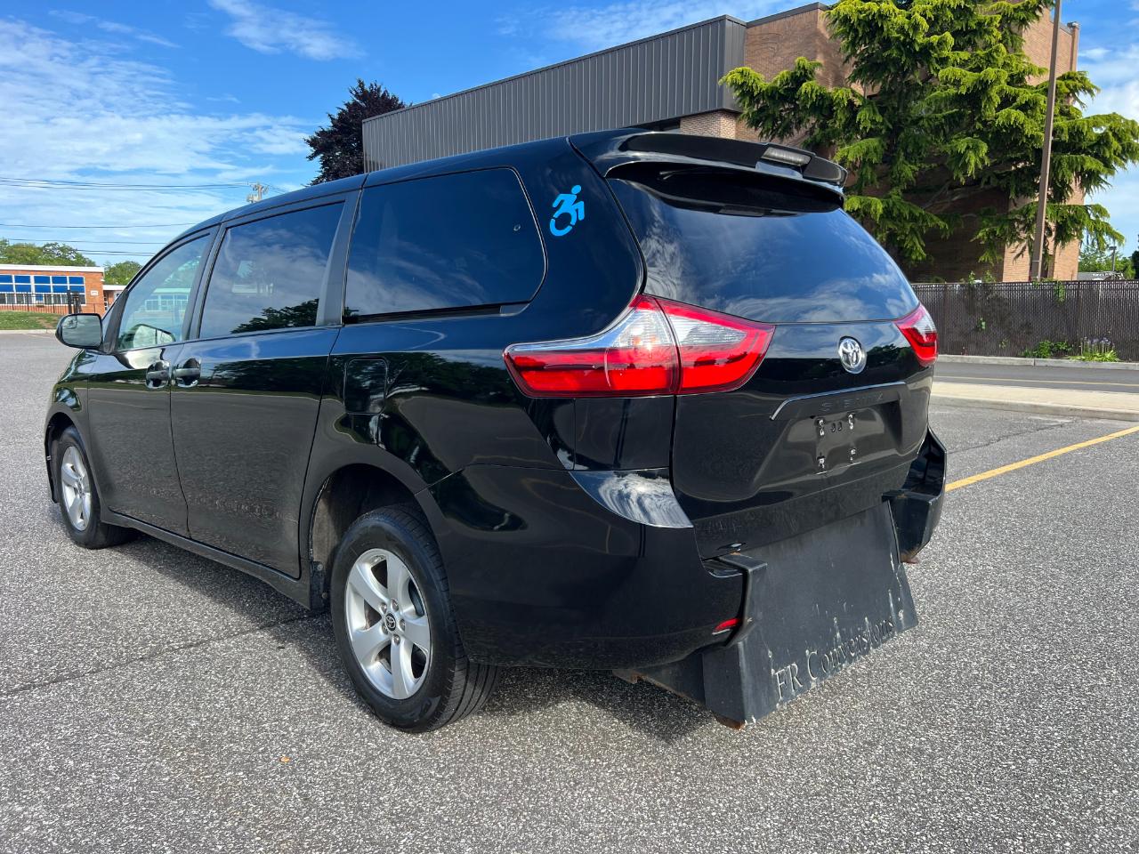 Toyota Sienna LE 7-Passenger Mobility 2020