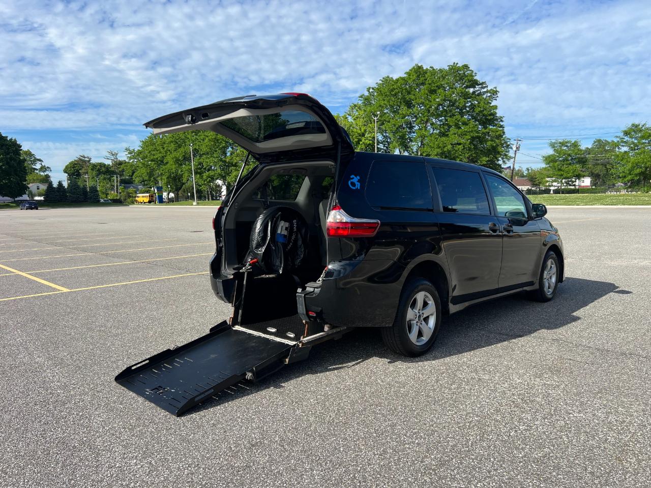 Toyota Sienna LE 7-Passenger Mobility 2020