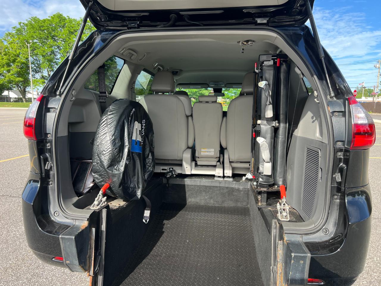 Toyota Sienna LE 7-Passenger Mobility 2020