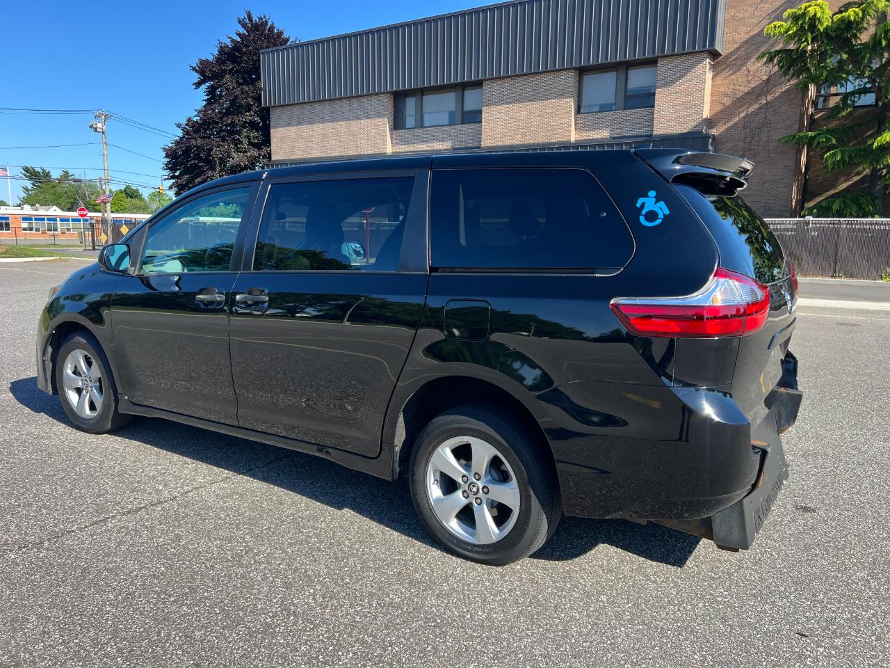 Toyota Sienna LE 7-Passenger Mobility 2020