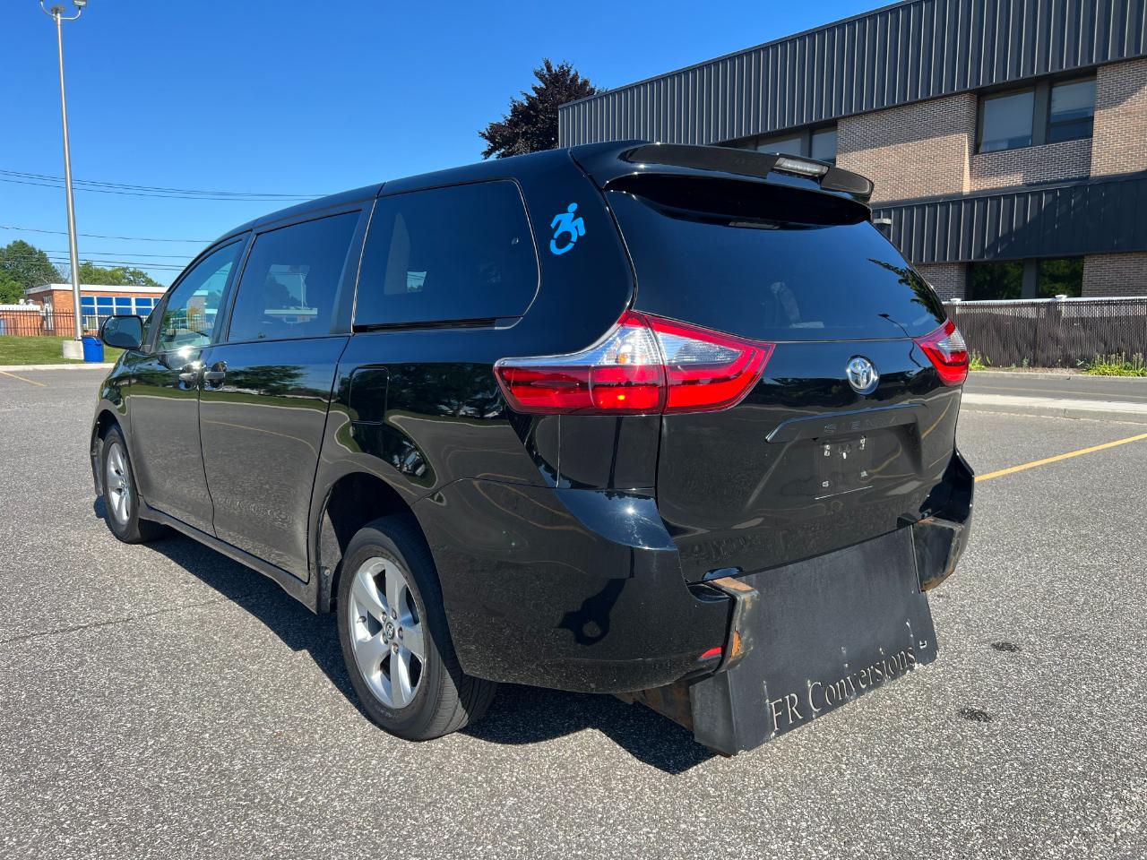 Toyota Sienna LE 7-Passenger Mobility 2020