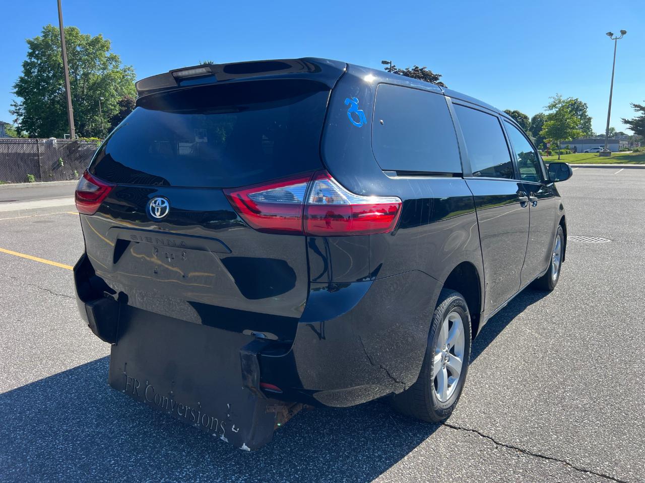 Toyota Sienna LE 7-Passenger Mobility 2020