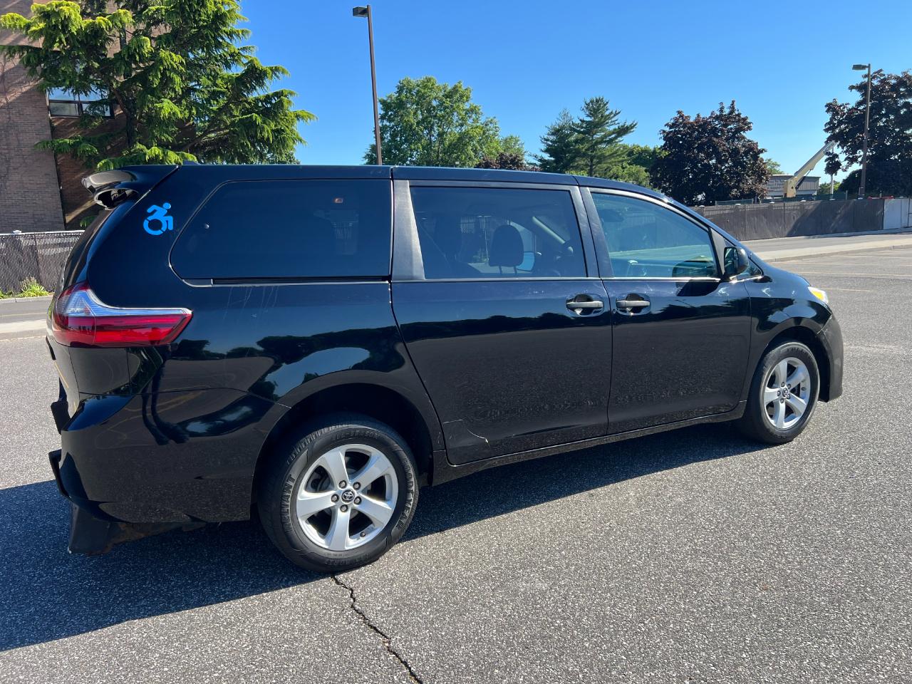 Toyota Sienna LE 7-Passenger Mobility 2020
