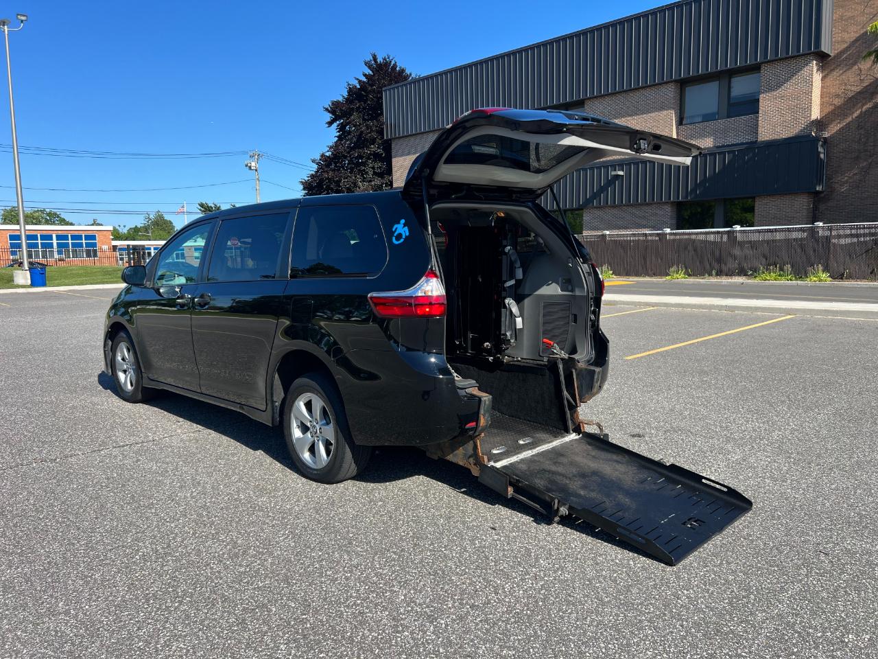 Toyota Sienna LE 7-Passenger Mobility 2020