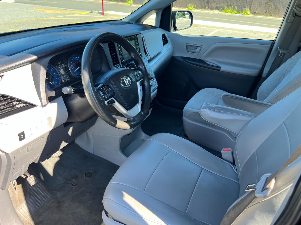Toyota Sienna LE 7-Passenger Mobility 2020