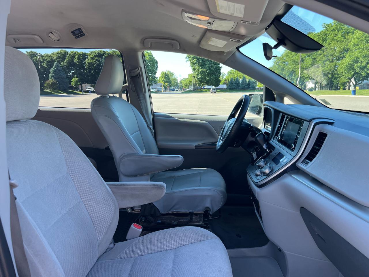 Toyota Sienna LE 7-Passenger Mobility 2020