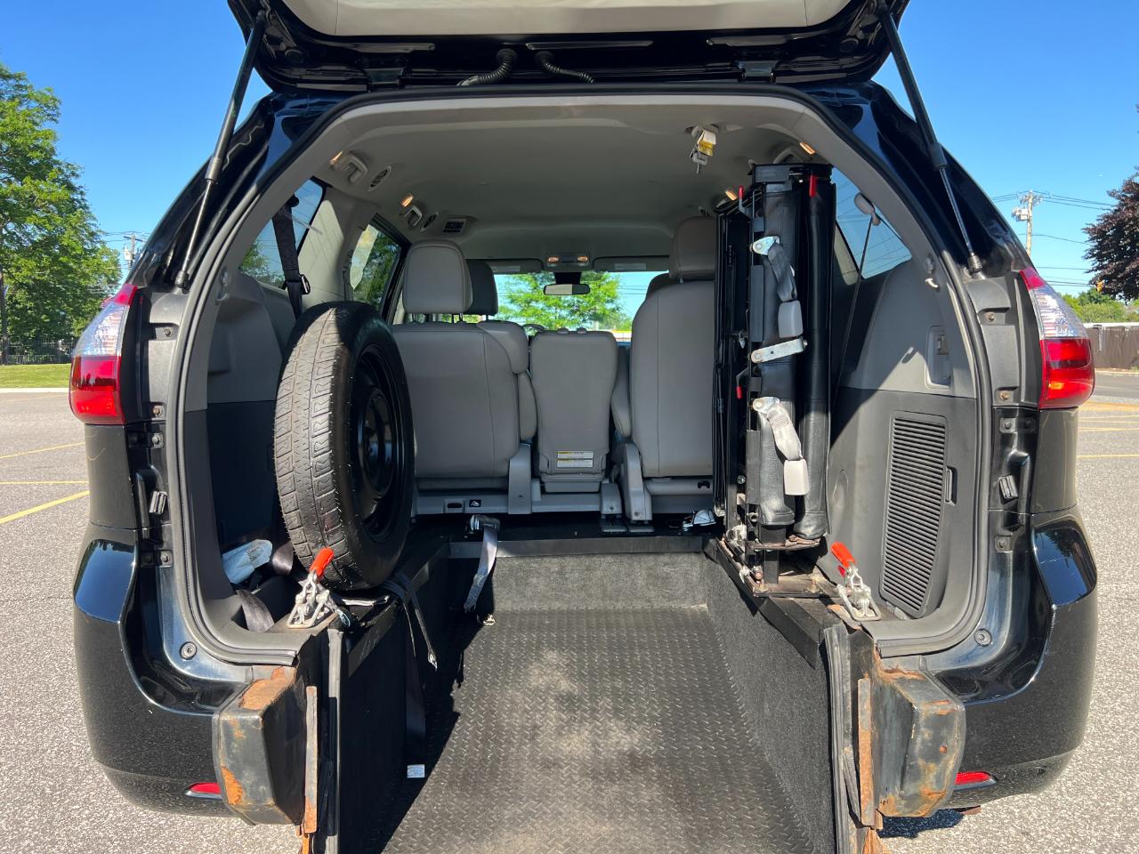 Toyota Sienna LE 7-Passenger Mobility 2020