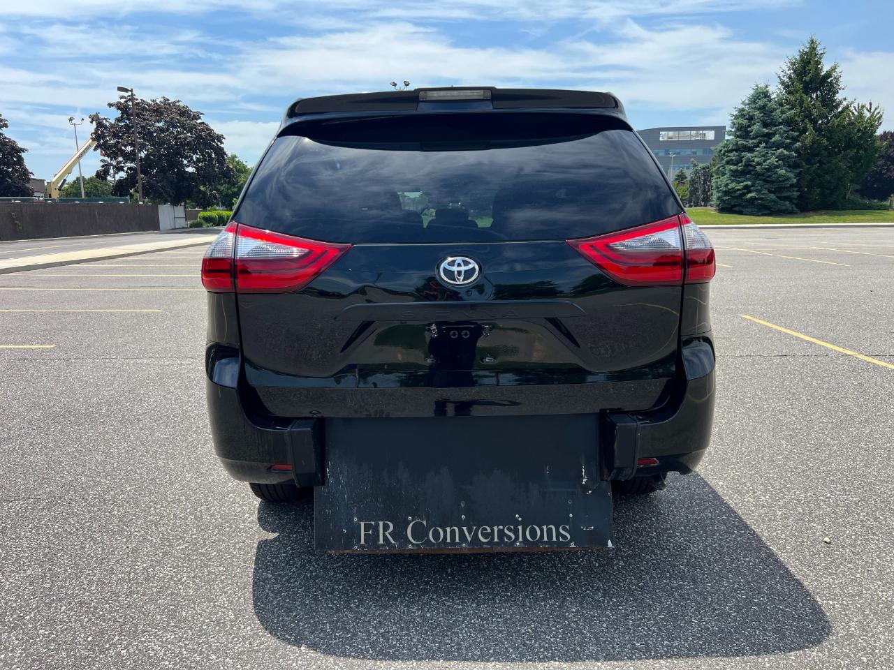 Toyota Sienna LE 7-Passenger Mobility 2020