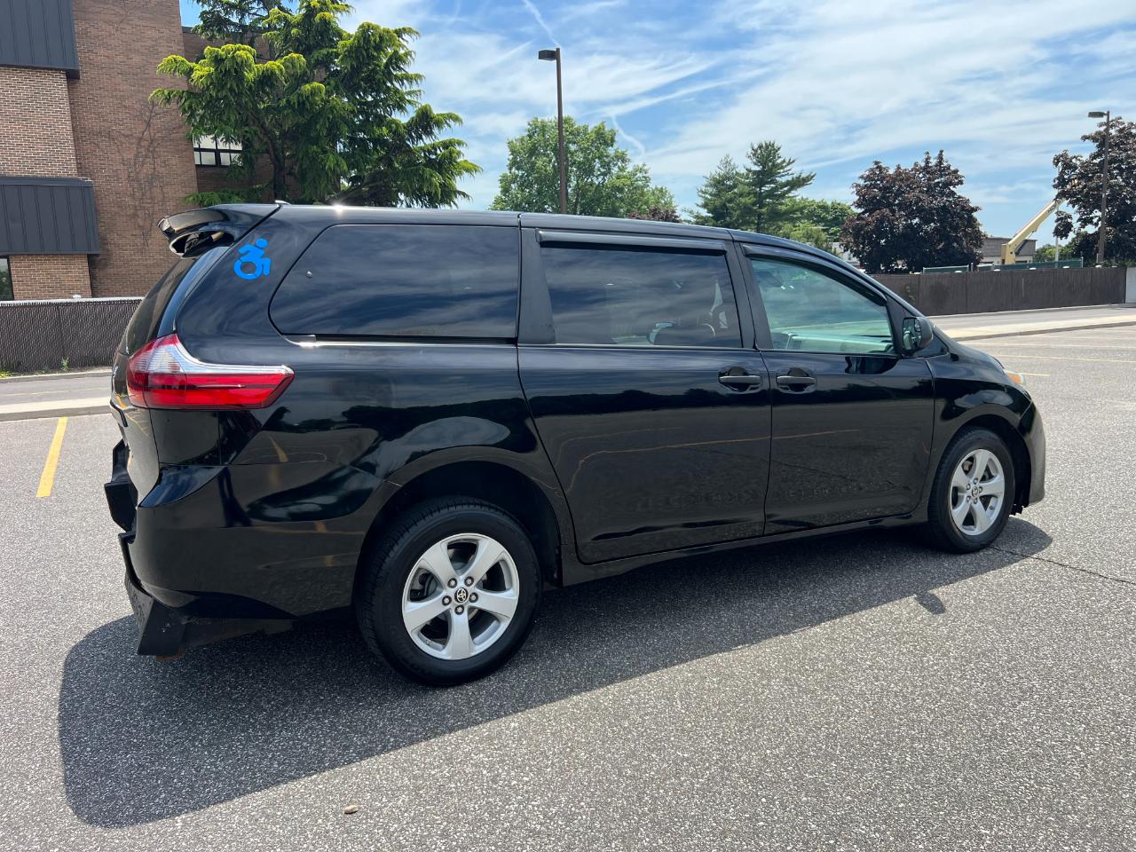 Toyota Sienna LE 7-Passenger Mobility 2020