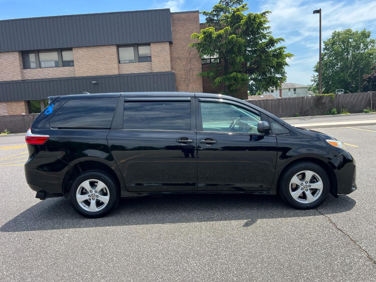 Toyota Sienna LE 7-Passenger Mobility 2020