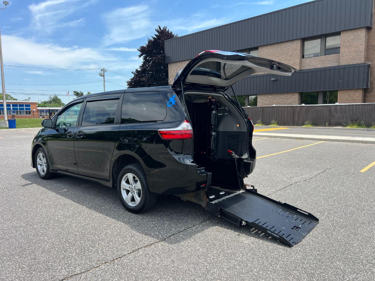 Toyota Sienna LE 7-Passenger Mobility 2020