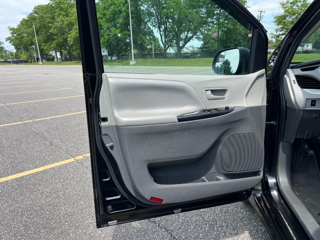 Toyota Sienna LE 7-Passenger Mobility 2020