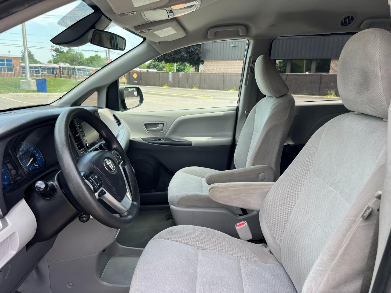 Toyota Sienna LE 7-Passenger Mobility 2020