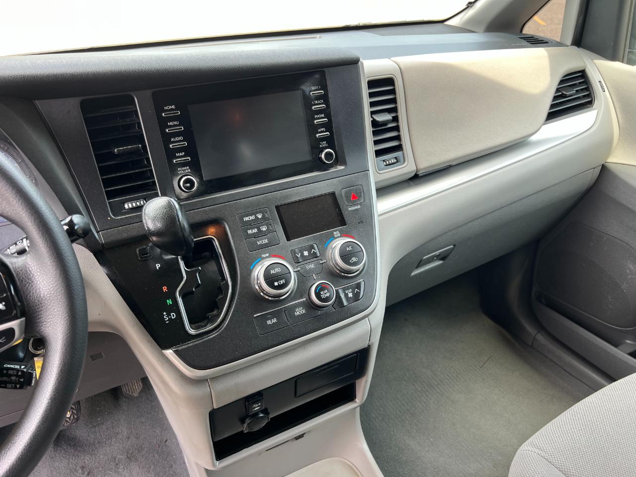Toyota Sienna LE 7-Passenger Mobility 2020