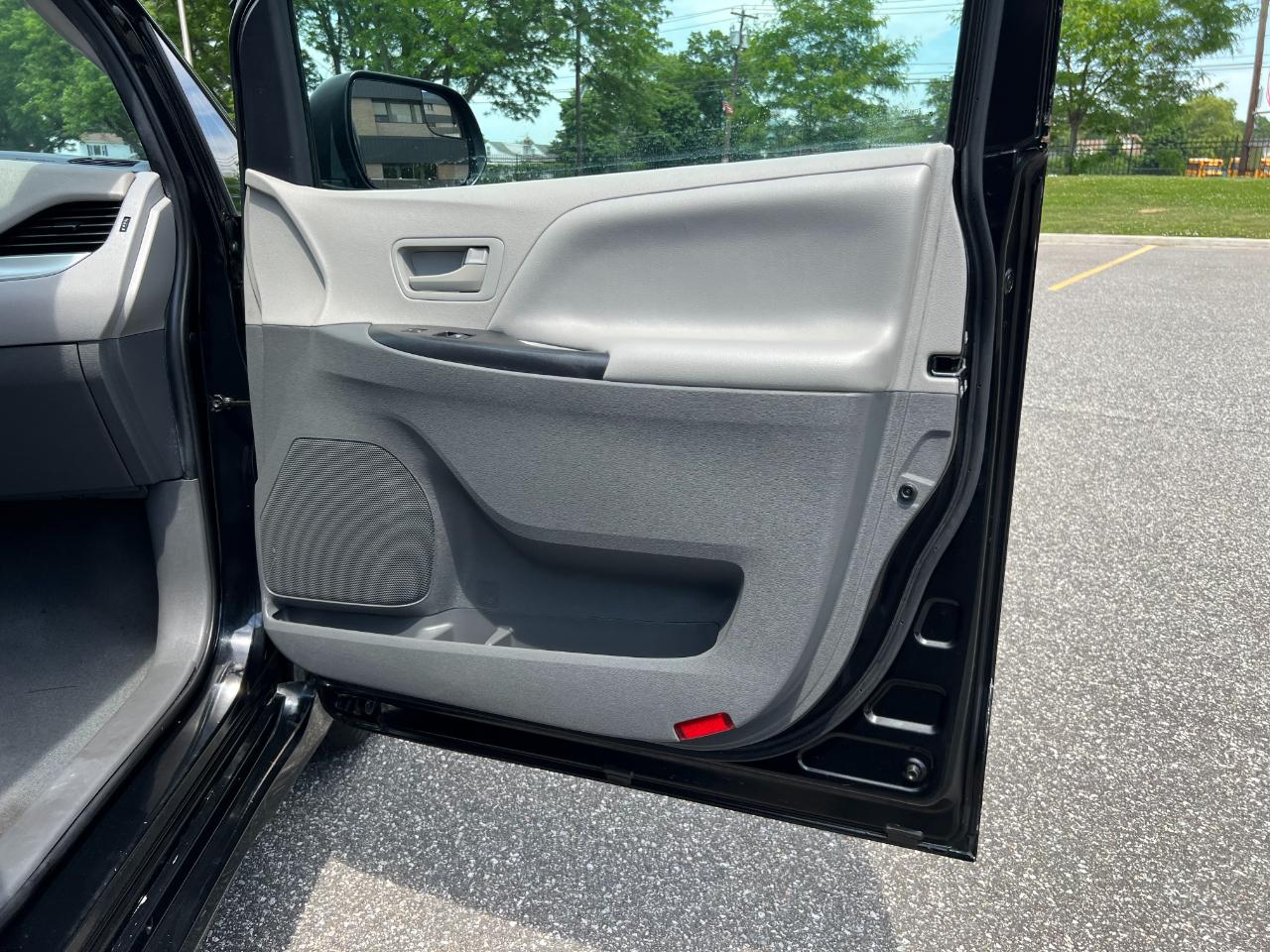 Toyota Sienna LE 7-Passenger Mobility 2020