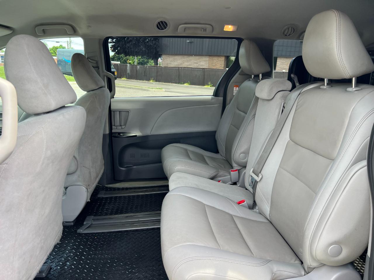 Toyota Sienna LE 7-Passenger Mobility 2020