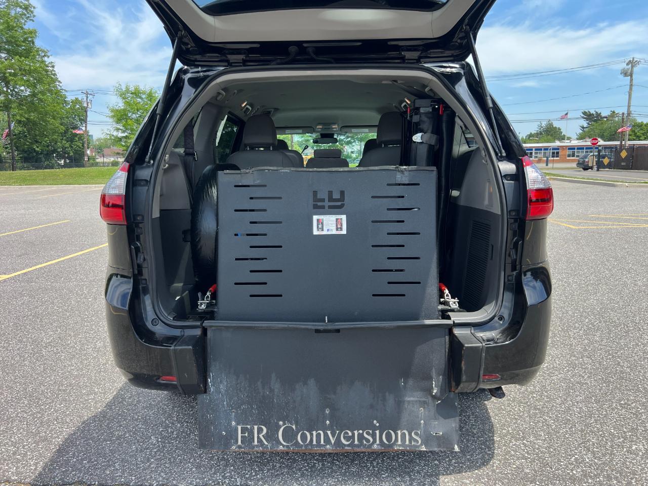 Toyota Sienna LE 7-Passenger Mobility 2020