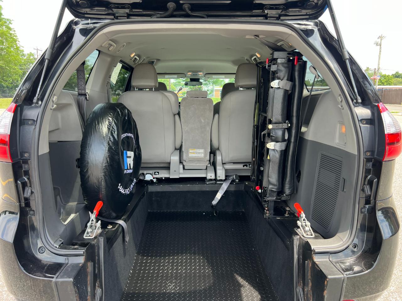 Toyota Sienna LE 7-Passenger Mobility 2020