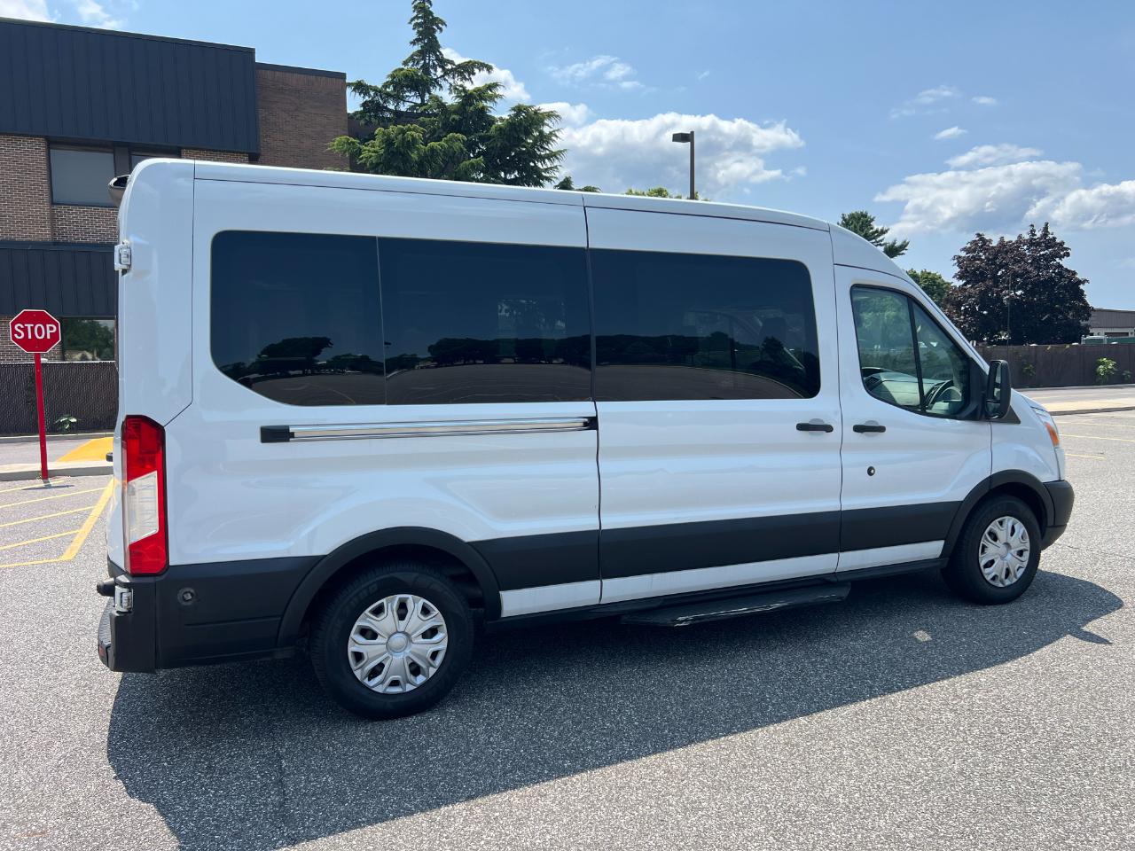 Ford Transit 350 Wagon Med. Roof XL w/Sliding Pass. 148-in. WB 2019