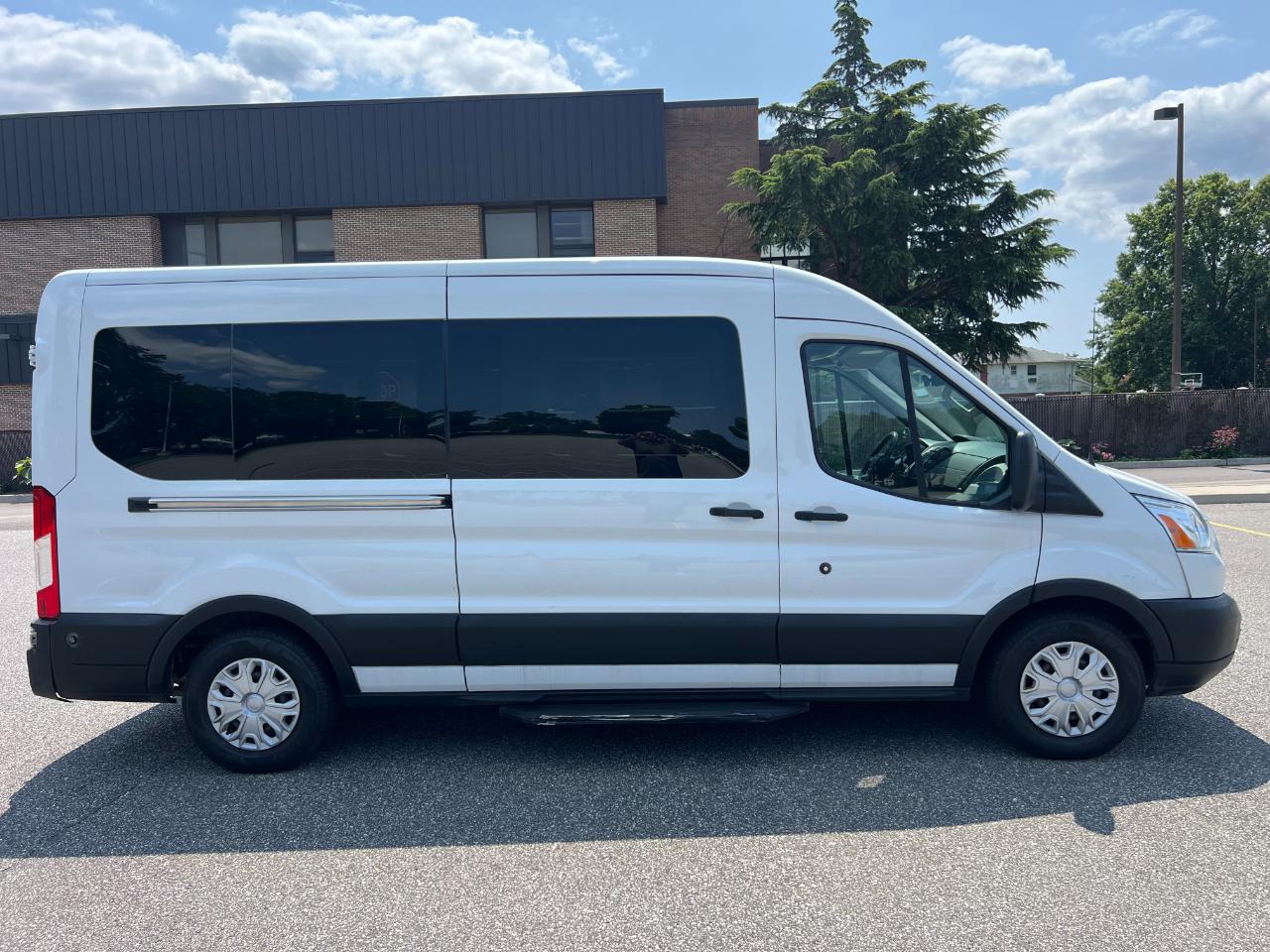 Ford Transit 350 Wagon Med. Roof XL w/Sliding Pass. 148-in. WB 2019