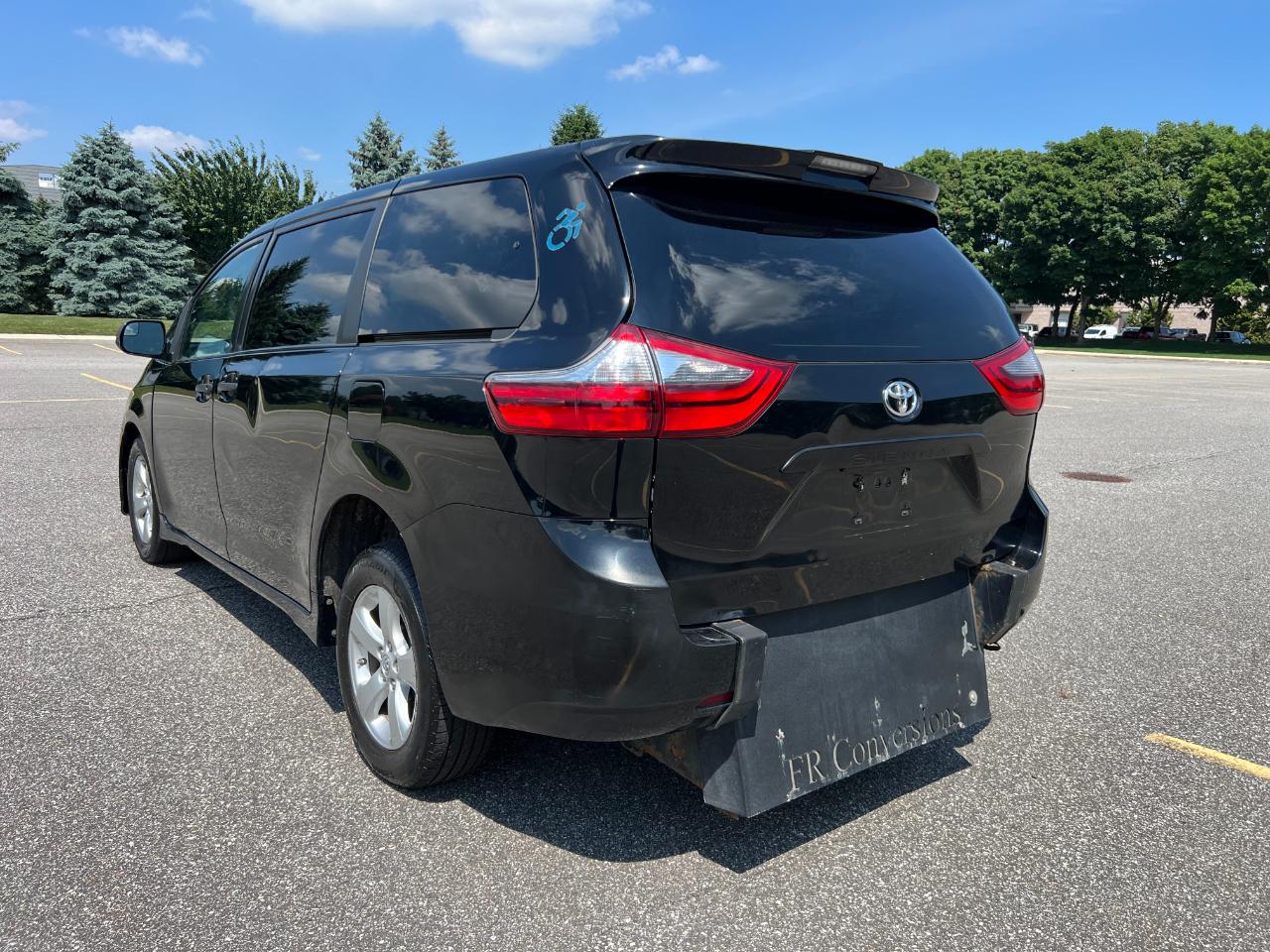 Toyota Sienna LE 7-Passenger Mobility 2020