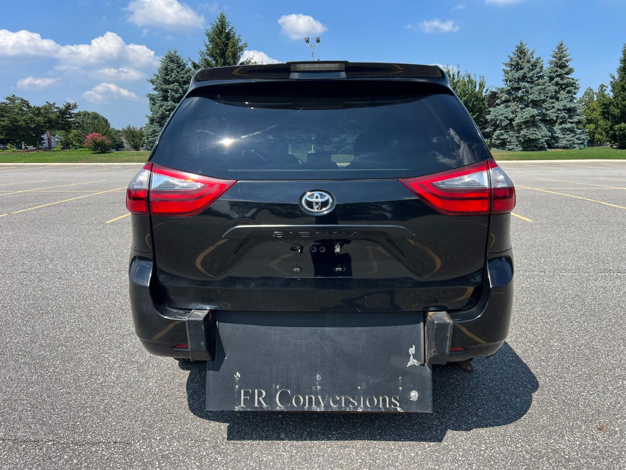 Toyota Sienna LE 7-Passenger Mobility 2020