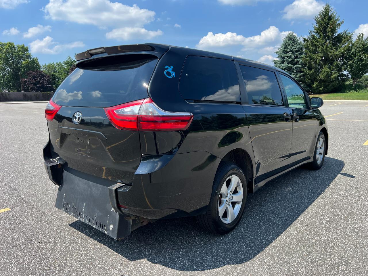 Toyota Sienna LE 7-Passenger Mobility 2020