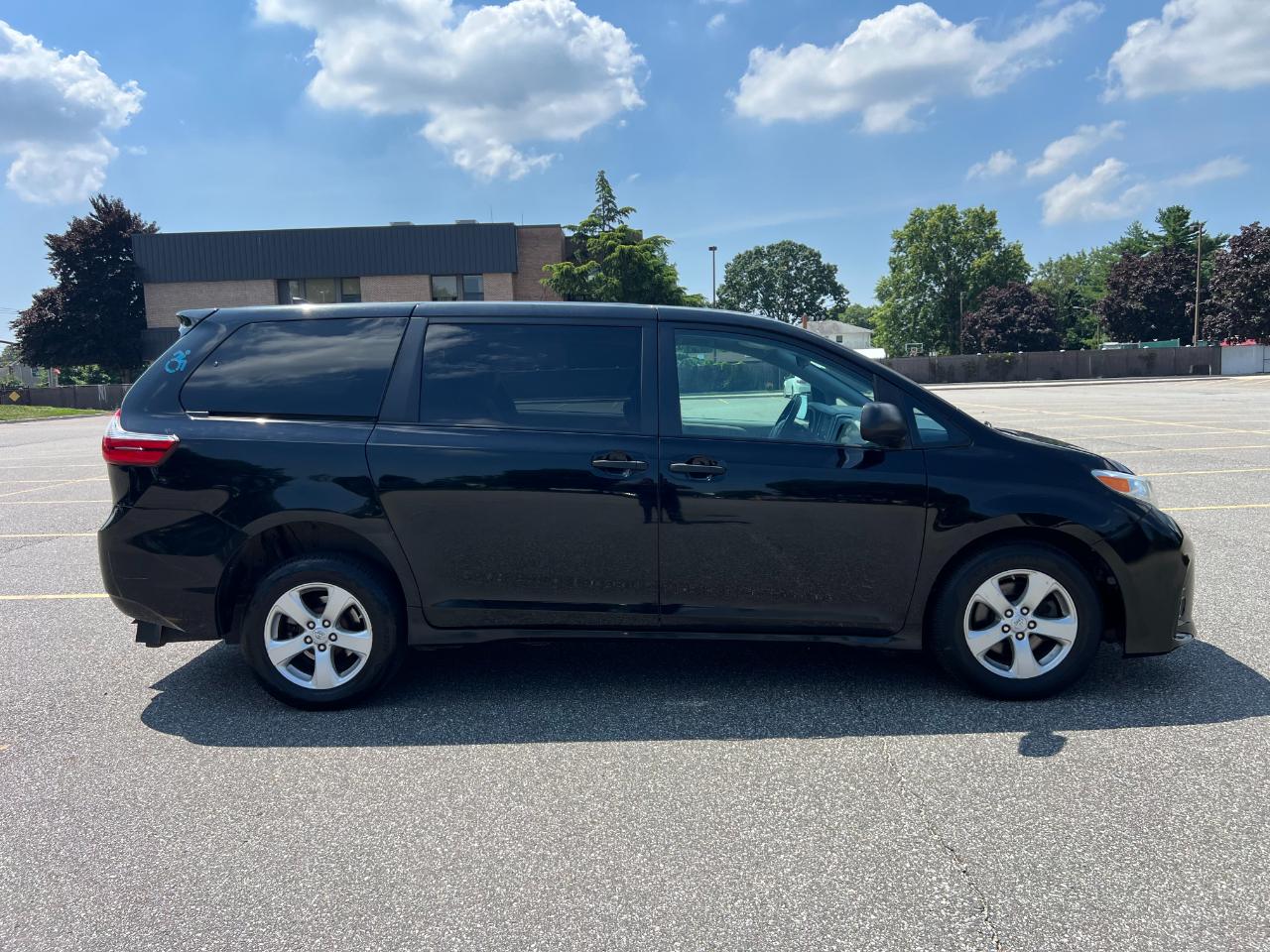 Toyota Sienna LE 7-Passenger Mobility 2020