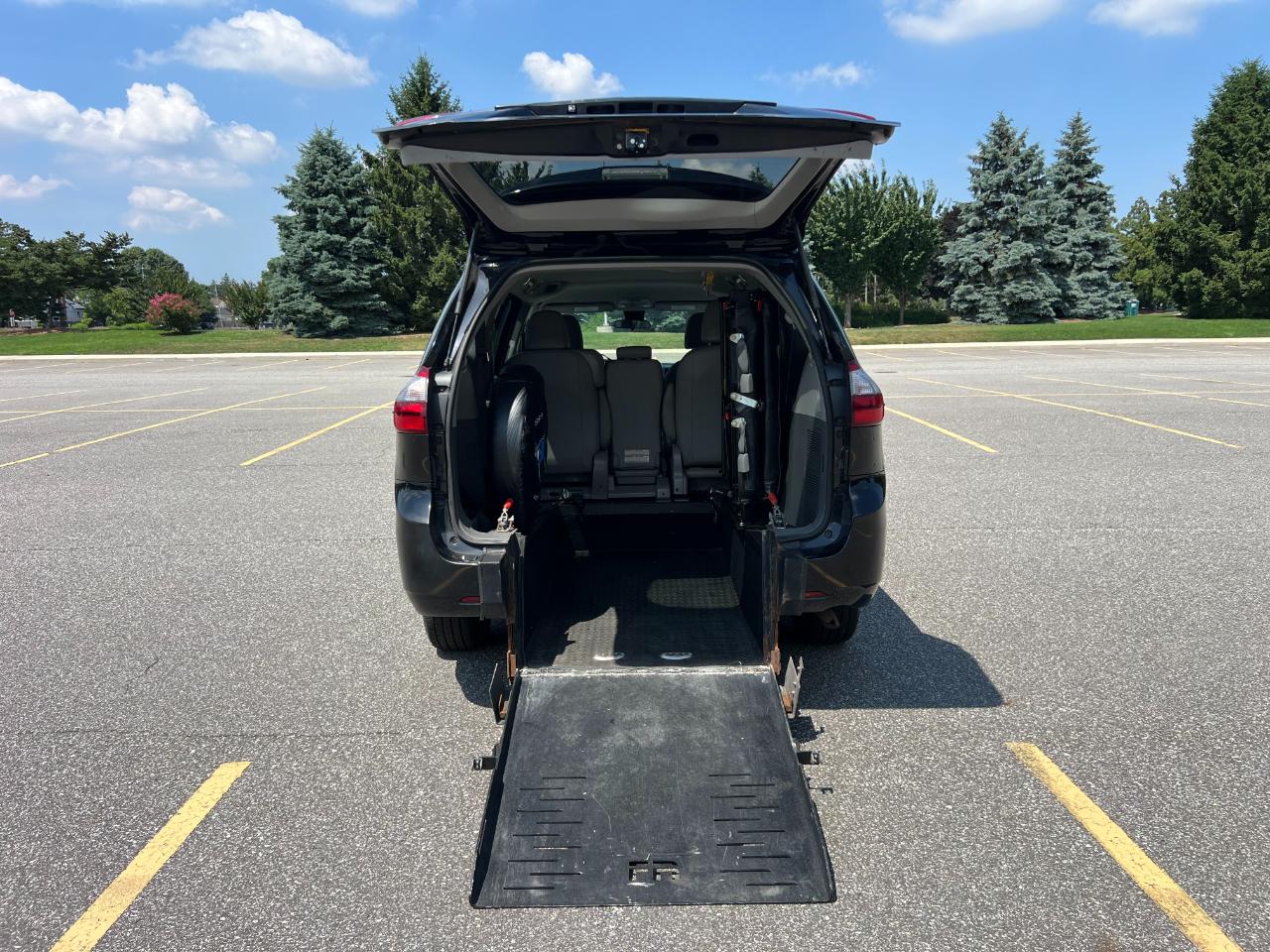 Toyota Sienna LE 7-Passenger Mobility 2020