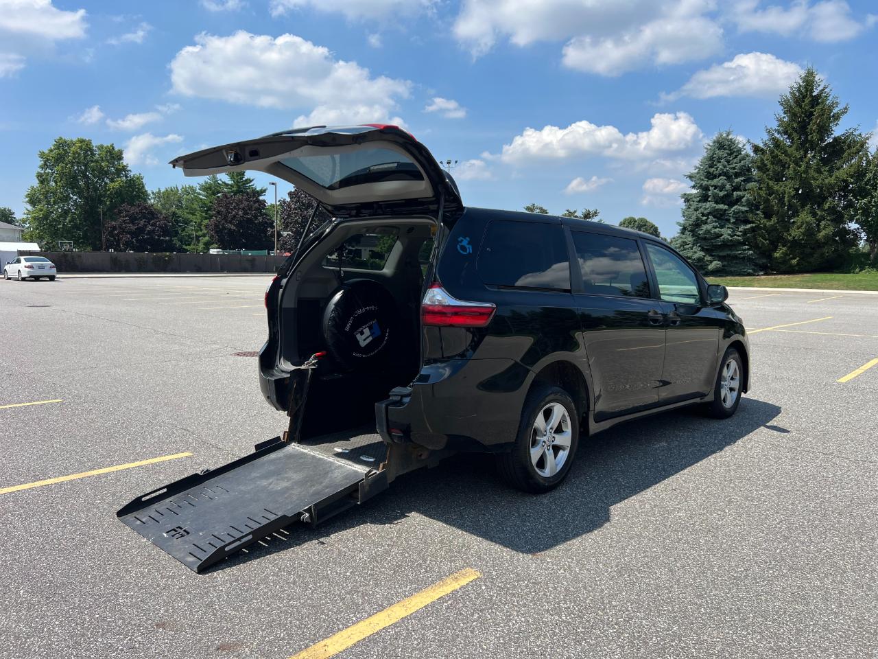 Toyota Sienna LE 7-Passenger Mobility 2020