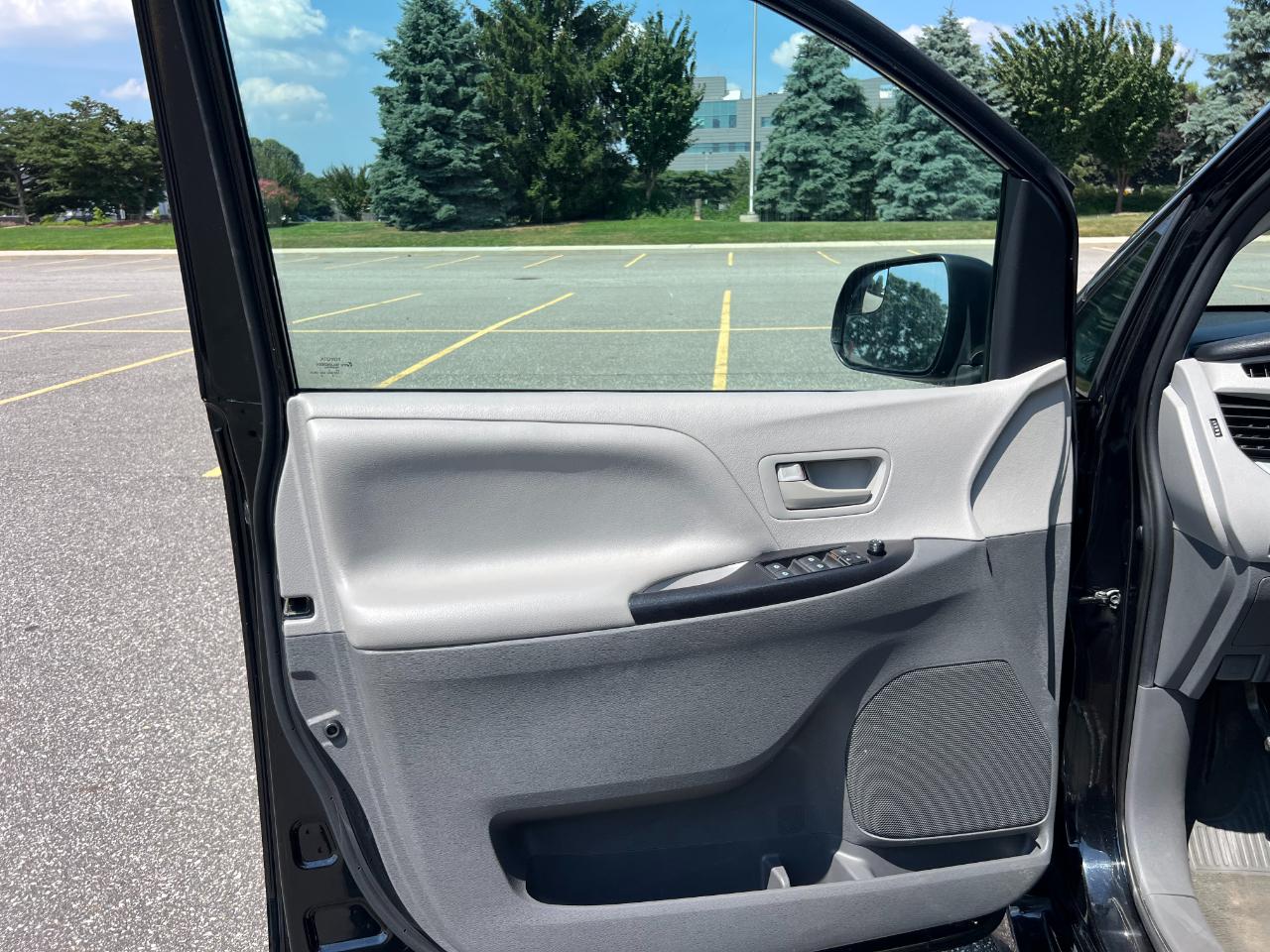 Toyota Sienna LE 7-Passenger Mobility 2020