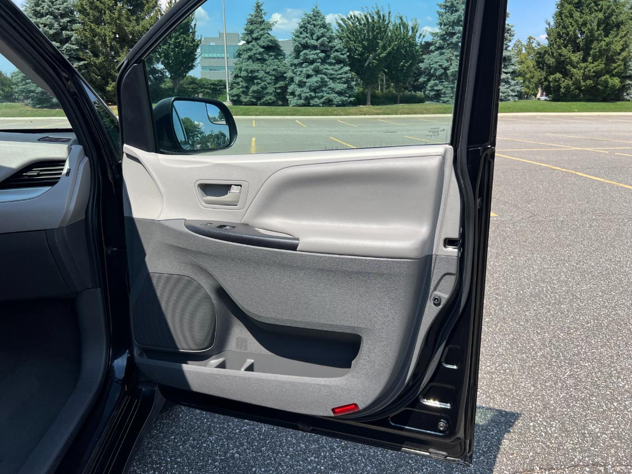 Toyota Sienna LE 7-Passenger Mobility 2020