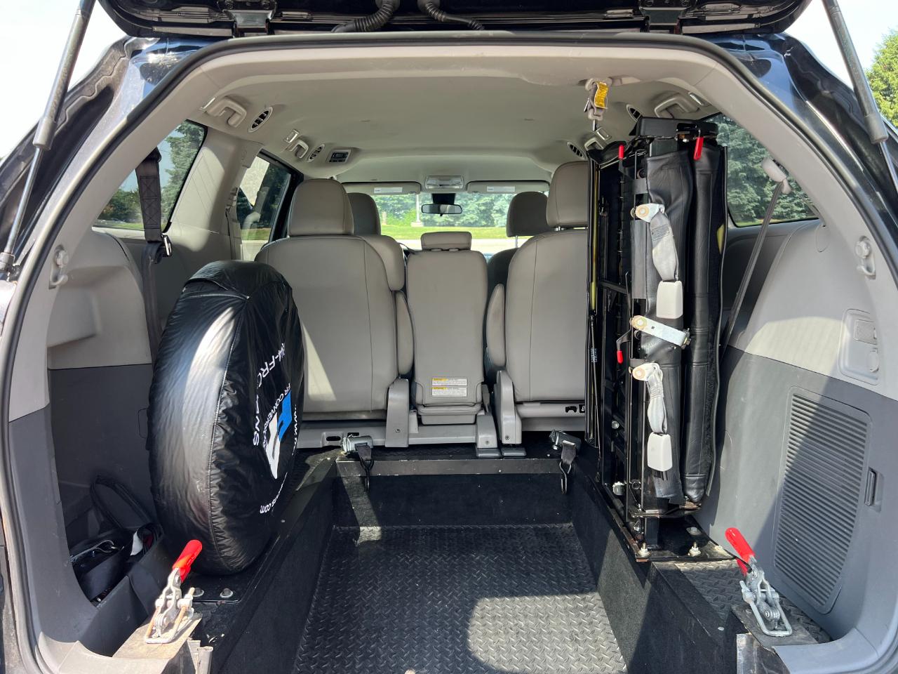 Toyota Sienna LE 7-Passenger Mobility 2020