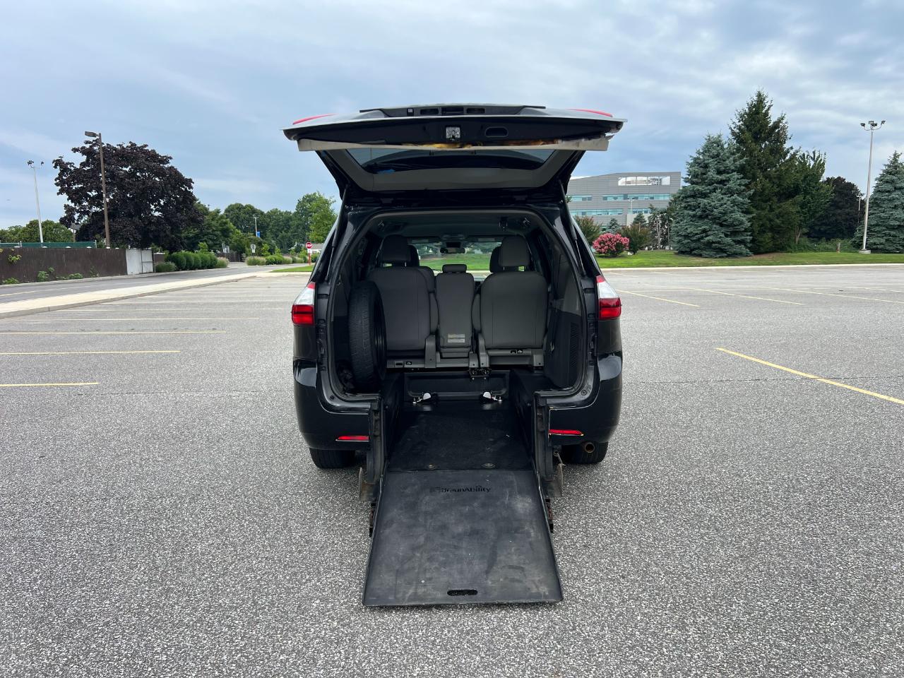 Toyota Sienna LE 7-Passenger Mobility 2019