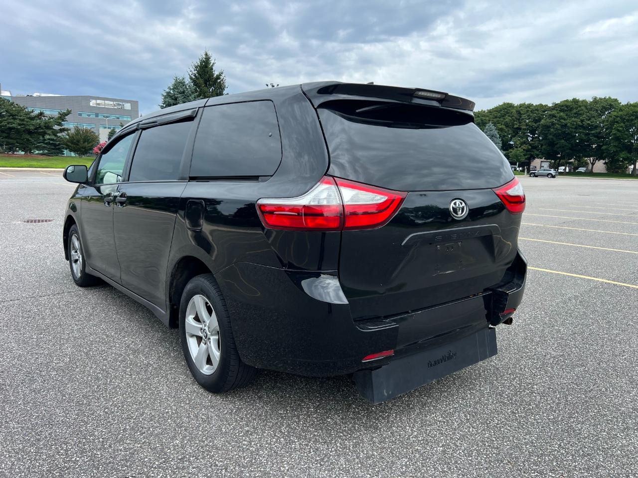 Toyota Sienna LE 7-Passenger Mobility 2019
