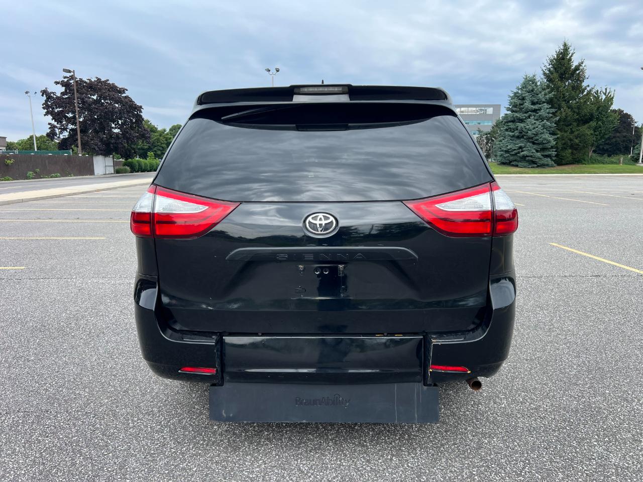 Toyota Sienna LE 7-Passenger Mobility 2019