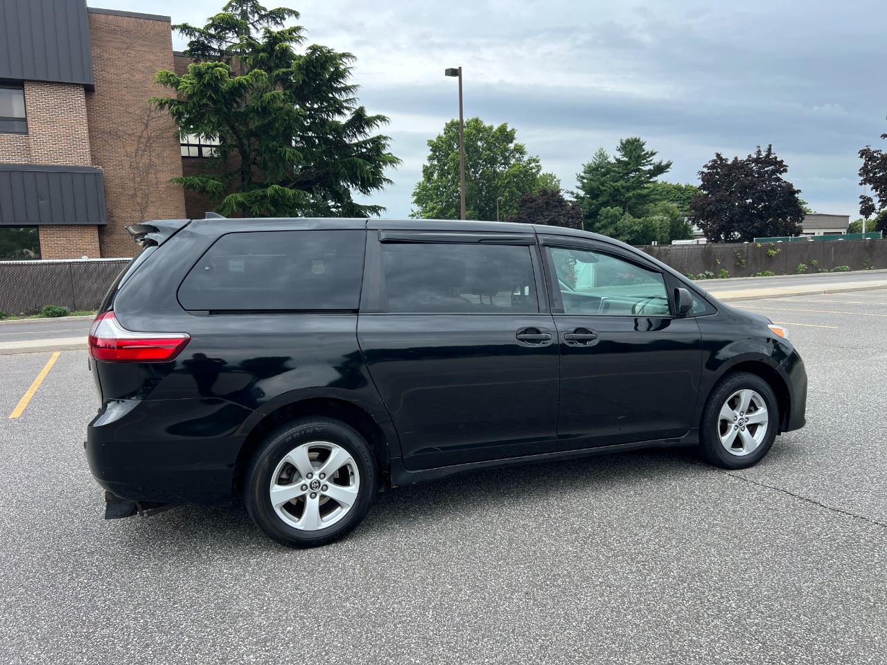 Toyota Sienna LE 7-Passenger Mobility 2019