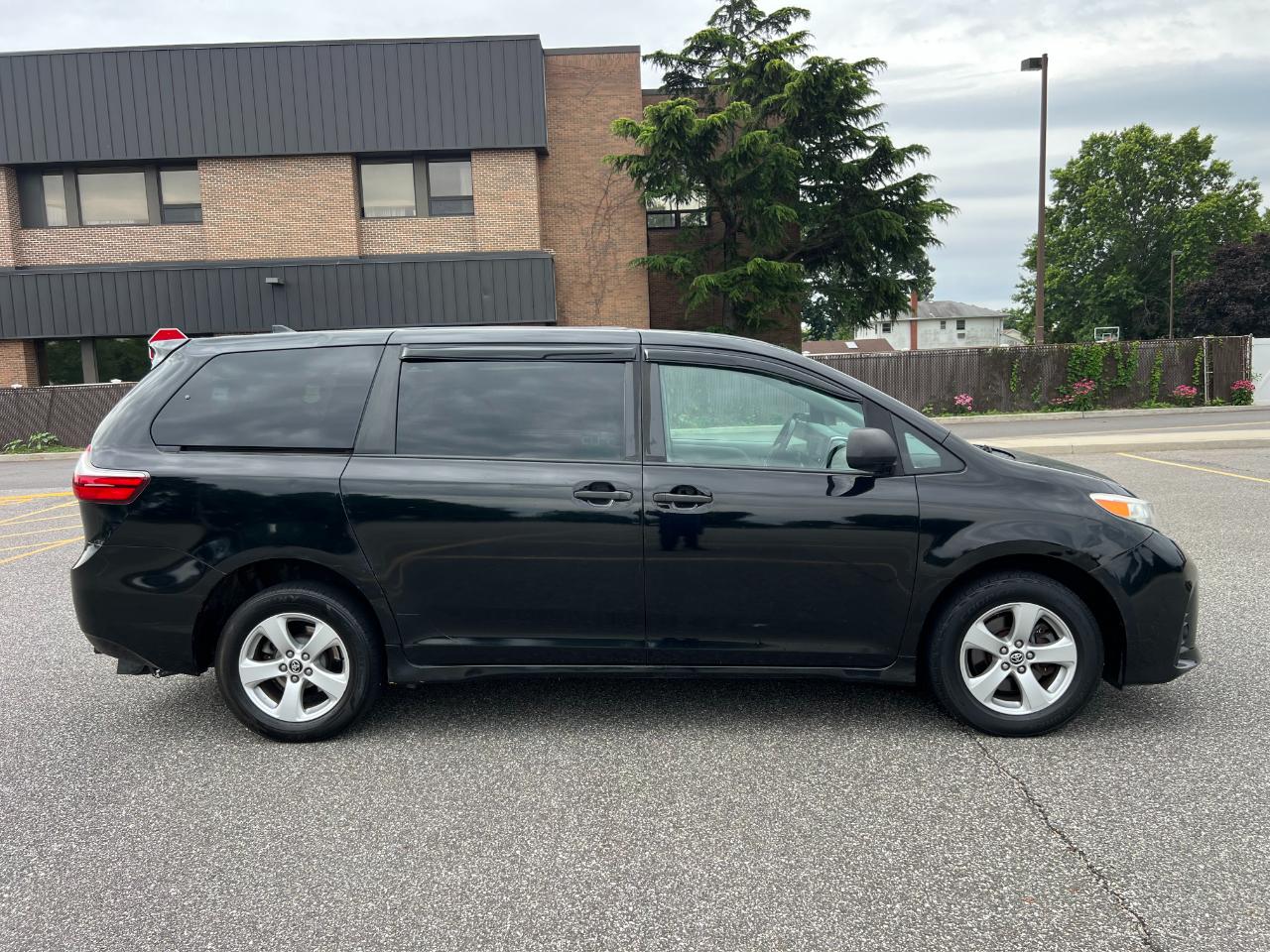 Toyota Sienna LE 7-Passenger Mobility 2019