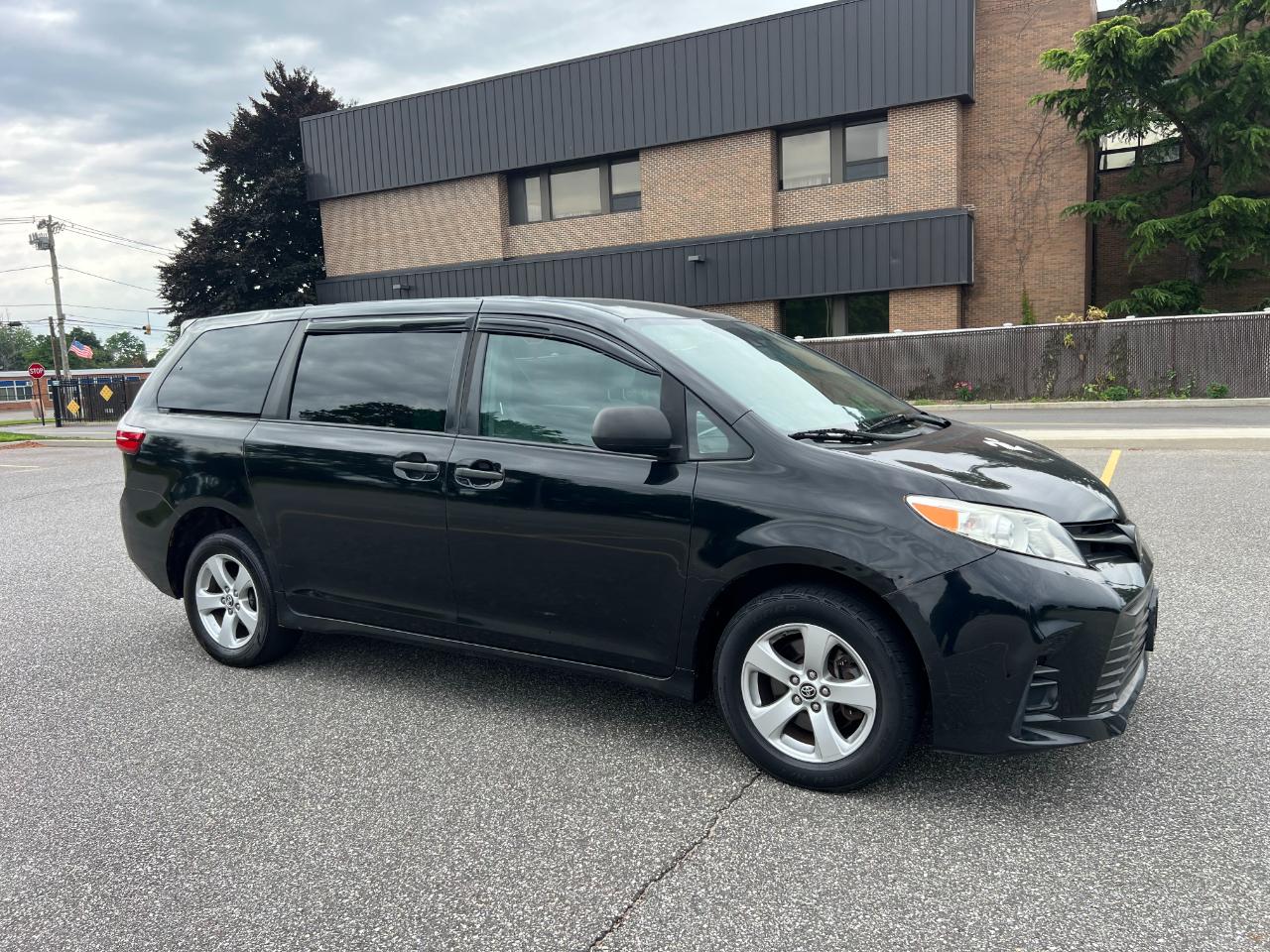 Toyota Sienna LE 7-Passenger Mobility 2019