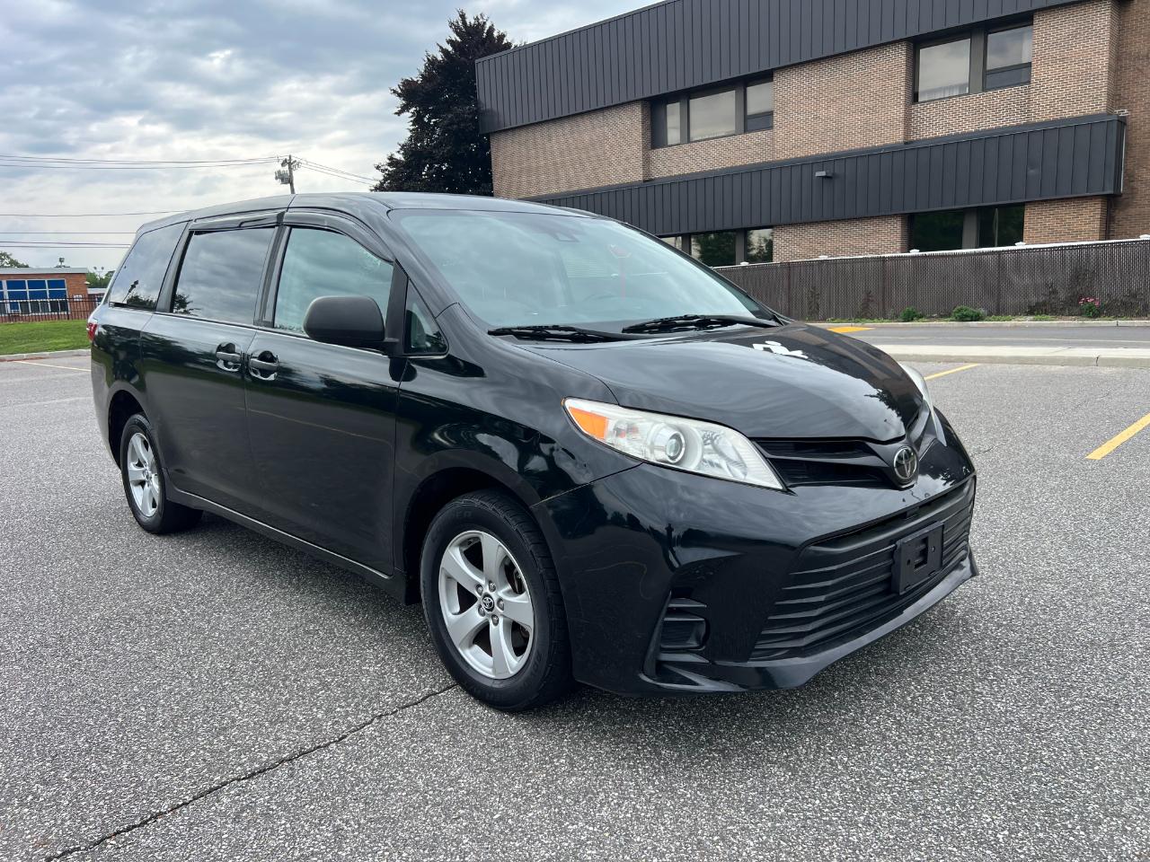 Toyota Sienna LE 7-Passenger Mobility 2019
