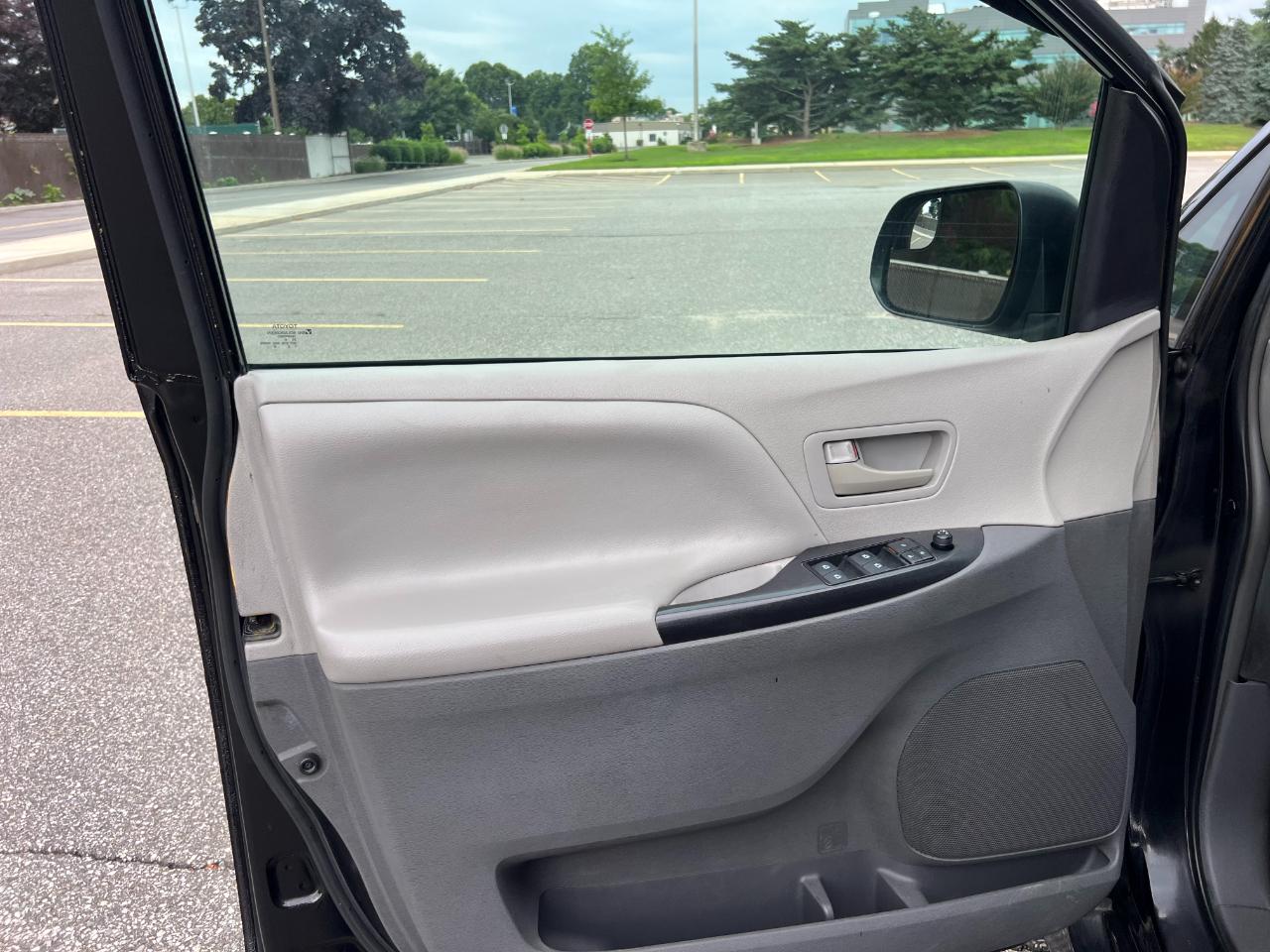 Toyota Sienna LE 7-Passenger Mobility 2019