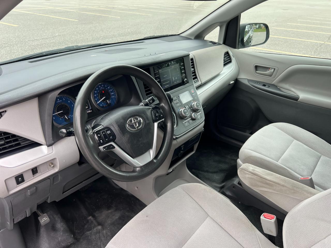 Toyota Sienna LE 7-Passenger Mobility 2019
