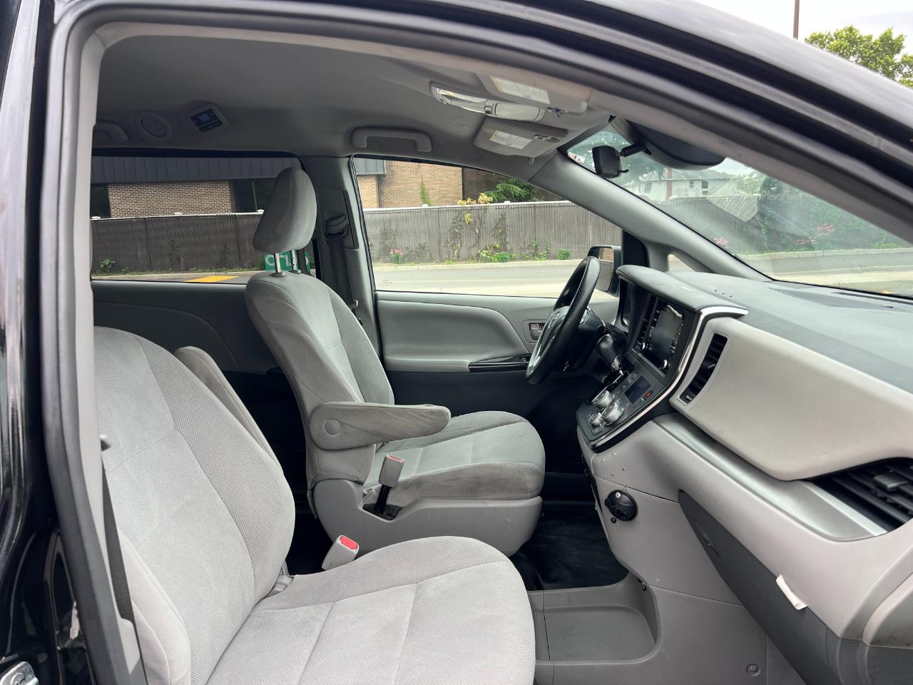 Toyota Sienna LE 7-Passenger Mobility 2019