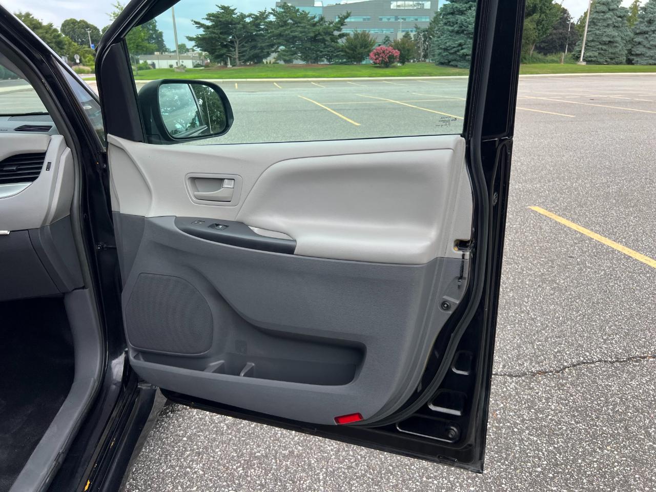 Toyota Sienna LE 7-Passenger Mobility 2019
