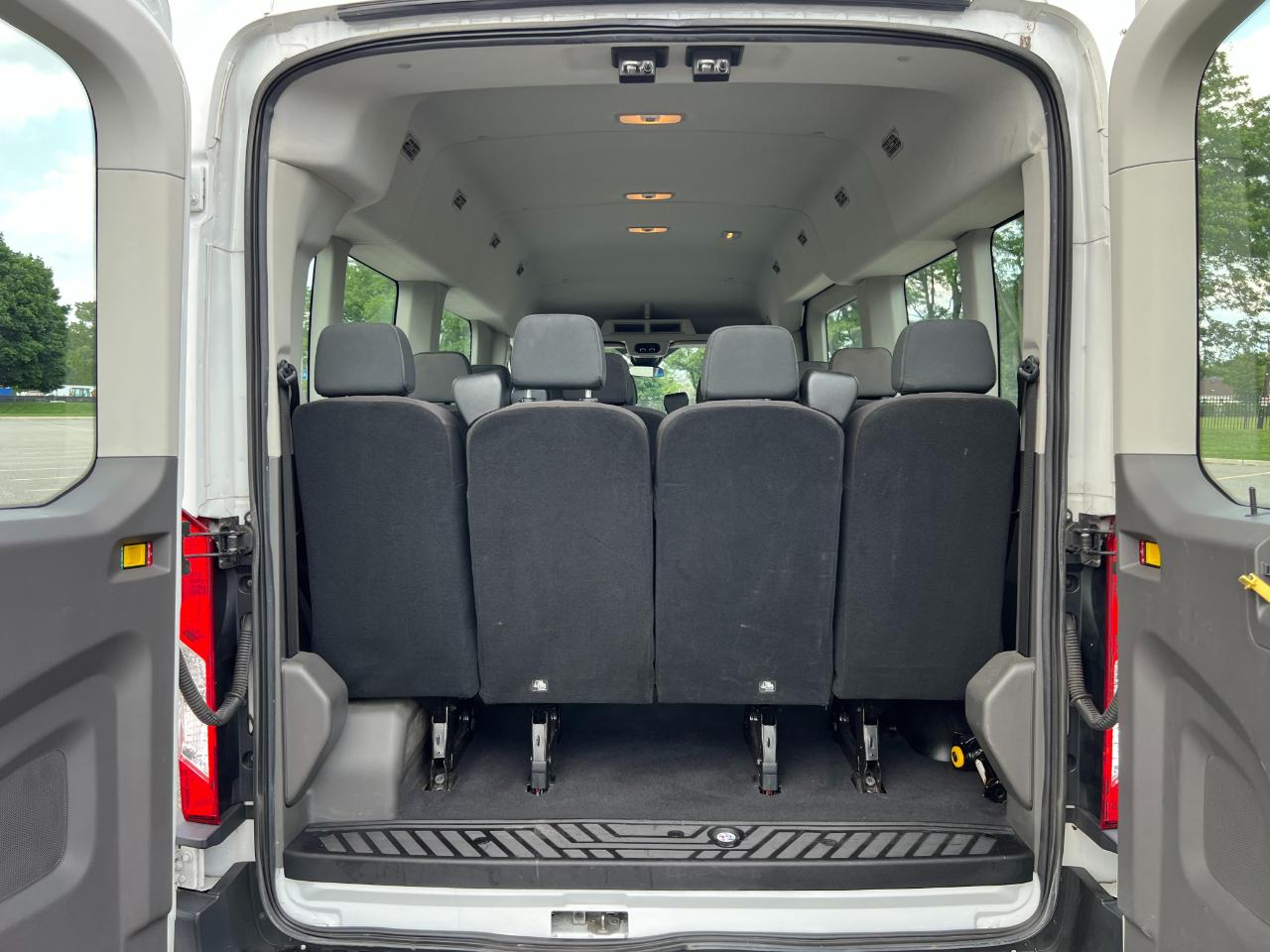 Ford Transit 350 Wagon Med. Roof XL w/Sliding Pass. 148-in. WB 2020