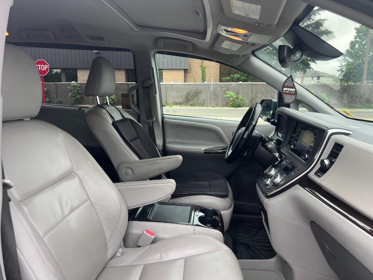 Toyota Sienna Limited Premium 7-Passenger 2019