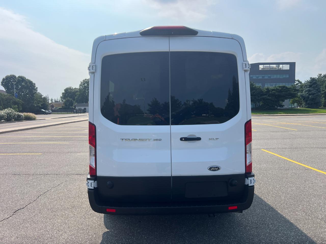 Ford Transit 350 Wagon Med. Roof XL w/Sliding Pass. 148-in. WB 2024